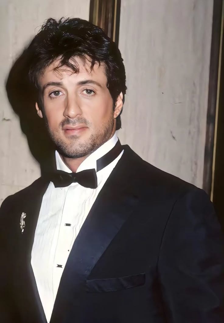 Tal vez Rocky, tal vez Cobra, a veces Barney o quizás Rambo: lo cierto es que todos ellos son Sylvester Stallone, el hombre de acción más aclamado desde los 80’s hasta la actualidad