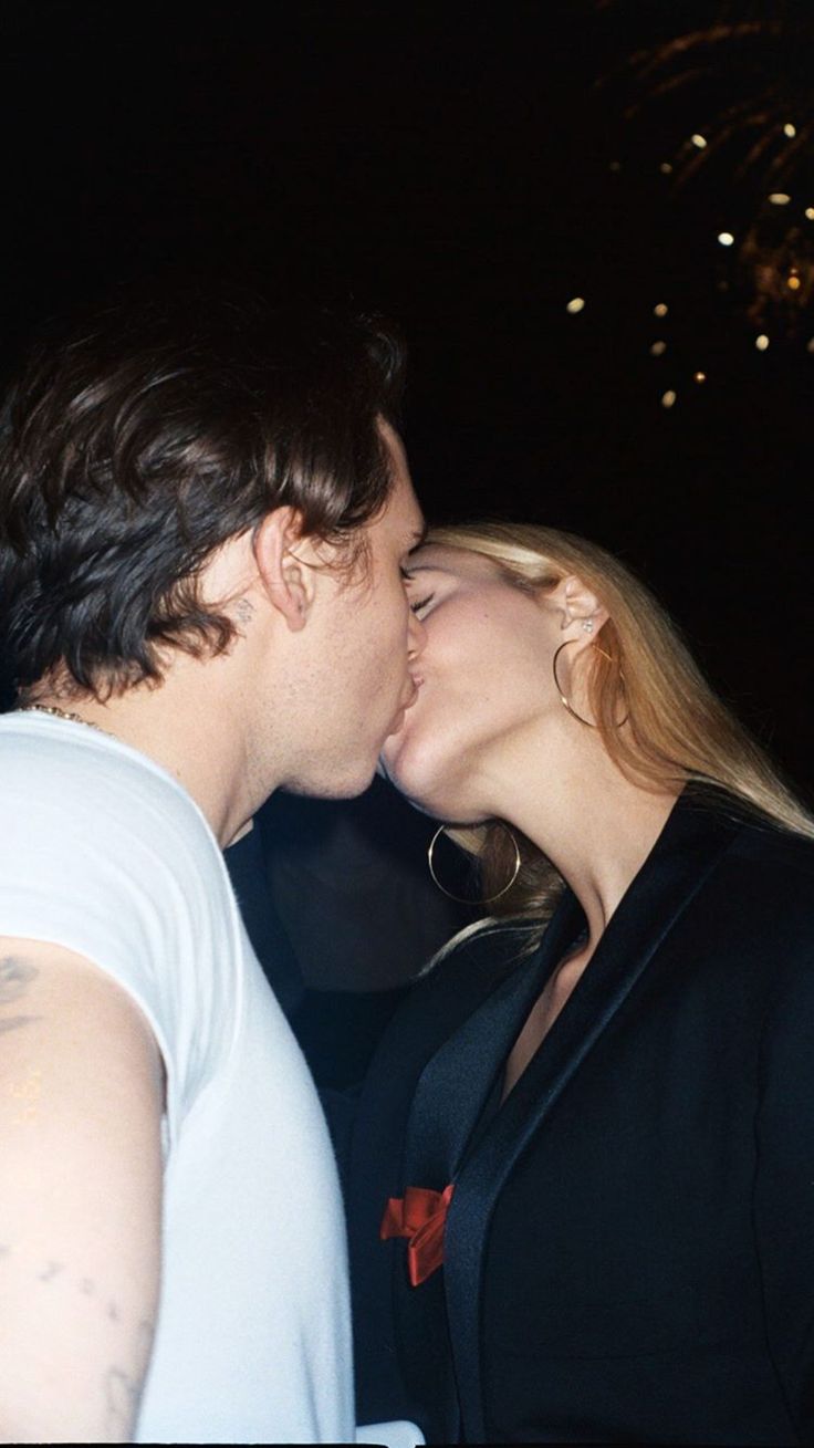 Brooklyn Beckham y Nicola Peltz: estilo coordinado con tono millonario
