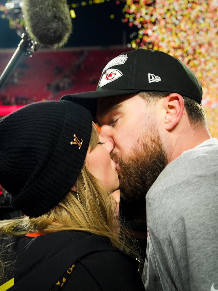 Taylor Swift y Travis Kelce: crossover entre música y fútbol que redefine el “power couple” moderno
